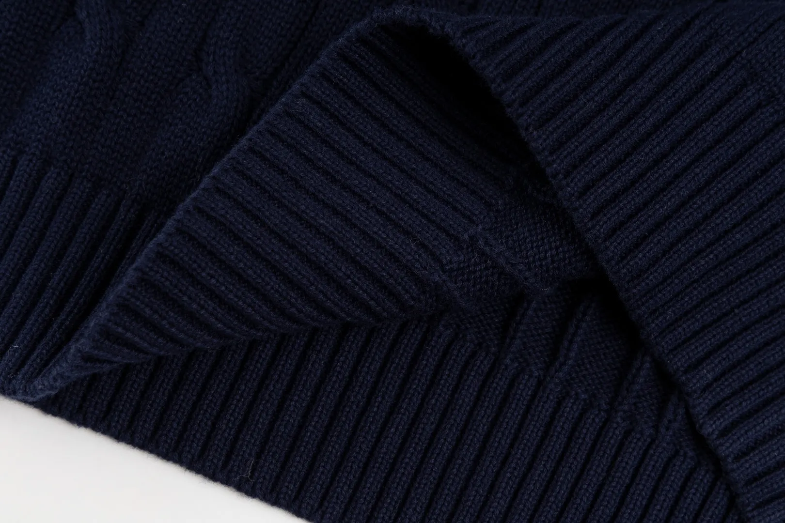 P236 #R84 RALPH LAUREN Six-color classic hooded twist pullover sweater with high-density LOGO embroidery on the chest and original custom-made tag accessories. Made of pure cotton yarn, pure cotton is skin-friendly and comfortable, small label war horse embroidered twist hooded sweater 🐎 high quality, follow the blogger to learn how to wear it! Let’s buy a Ralph Lauren cable sweater. It’s a super hard-to-find series after it became popular. It’s hard to find one on the official website. It’s simple and practical to wear, with a lazy and loose feel. The thickened fabric has more texture, feels soft and delicate, and has a loose fit. Whether worn alone or layered, you can wear different styles of fashion with just one piece!   Size: S M L